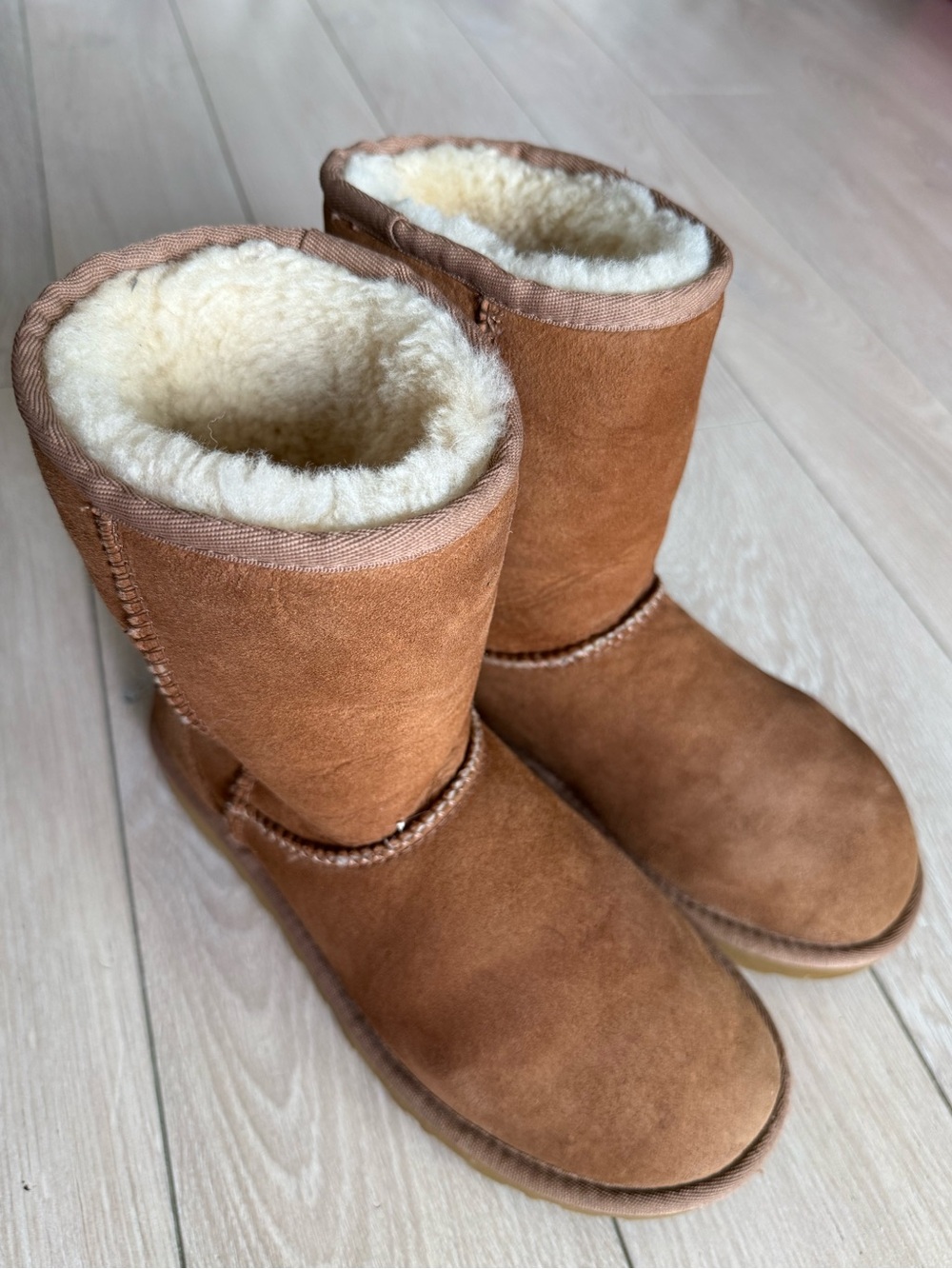UGG Classic Short II Boots in Chestnut Women’s Size 6 Winter